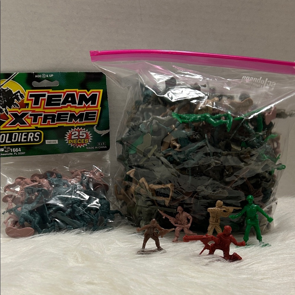 Team Xtreme Plastic Army Men - Mixed Colors